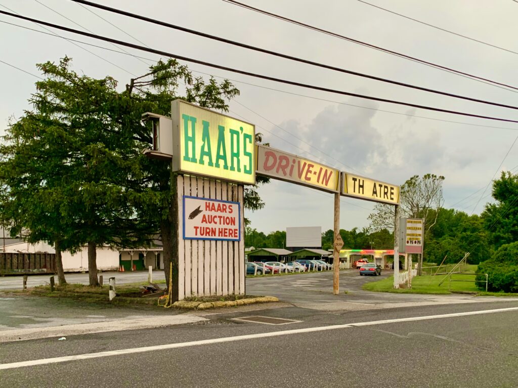 Haar's Drive-in Entrance