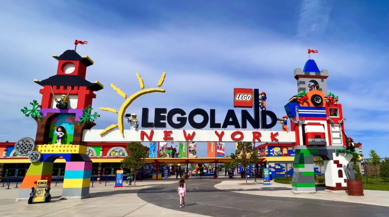 Legoland New York Entrance Sign